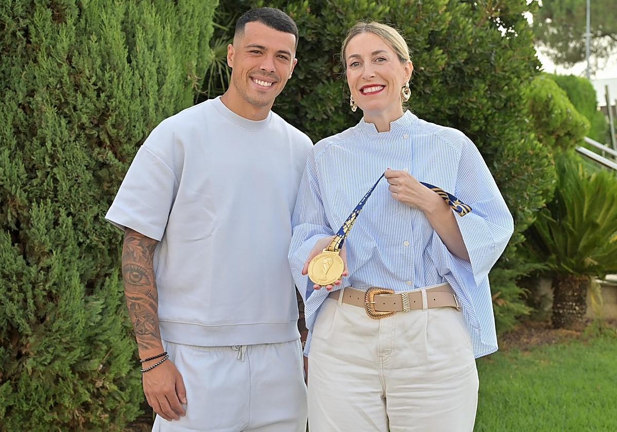 María Guardiola recibe al campeón del mundo Pedro Porro: «No olvida de dónde viene»
