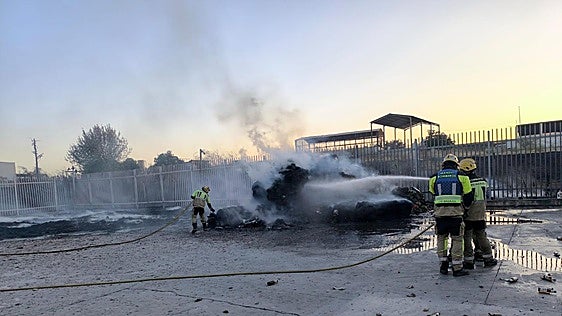 La noche ayuda a culminar la extinción del incendio en el polígono industrial El Prado de Mérida