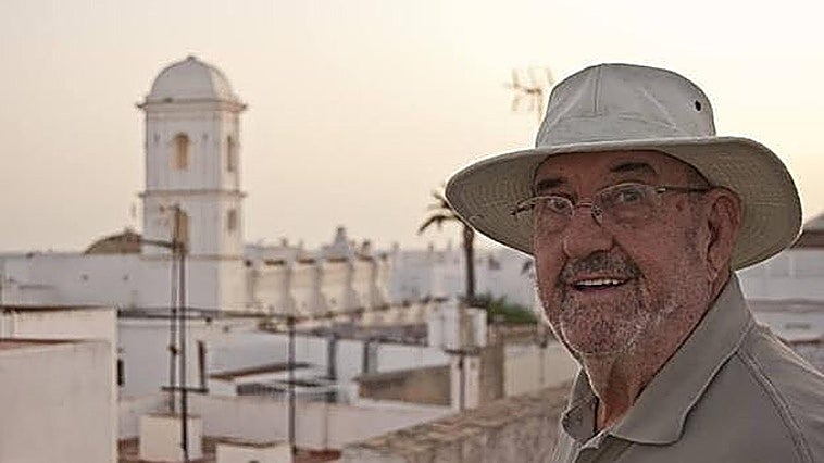 Muere Juan José Poblador, el escritor extremeño que llevó Conil en el corazón sin olvidar Badajoz