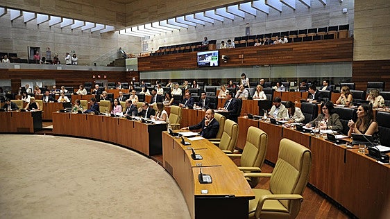 PP y Vox defienden los presupuestos como los «mejores» y el PSOE y Unidas los tildan de «pantomima»