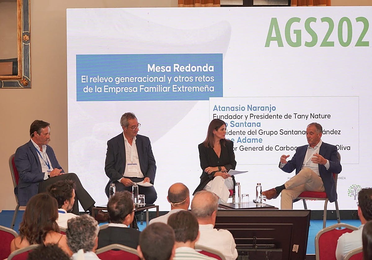 Mesa redonda en la última asamblea de la AEEF celebrada en Trujillo.