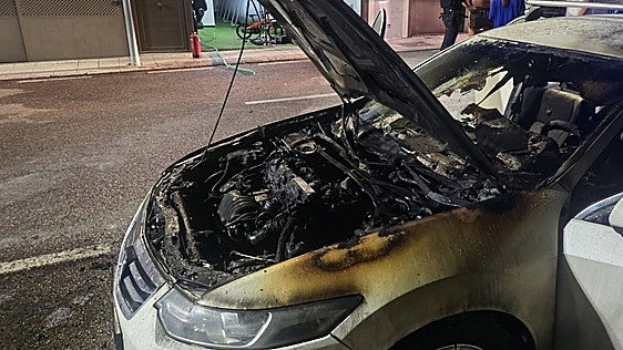 Los bomberos apagan de madrugada un coche incendiado en Badajoz