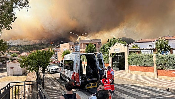 Las 800 personas evacuadas por el fuego de Casas de Millán regresan a sus casas pero confinadas