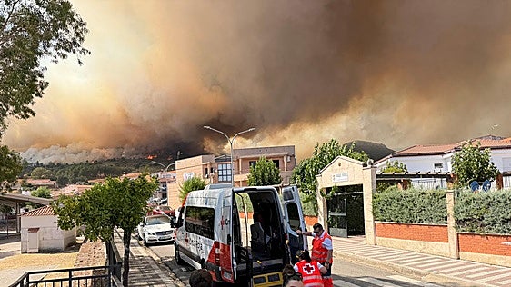 El incendio obliga a mantener el confinamiento en Casas de Millán y Grimaldo tras quemar 1.350 hectáreas