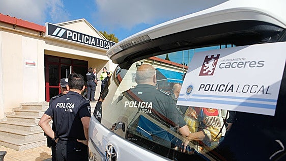 La Policía Local de Cáceres asiste a un conductor que sufrió una parada cardiorrespiratoria en la Montaña
