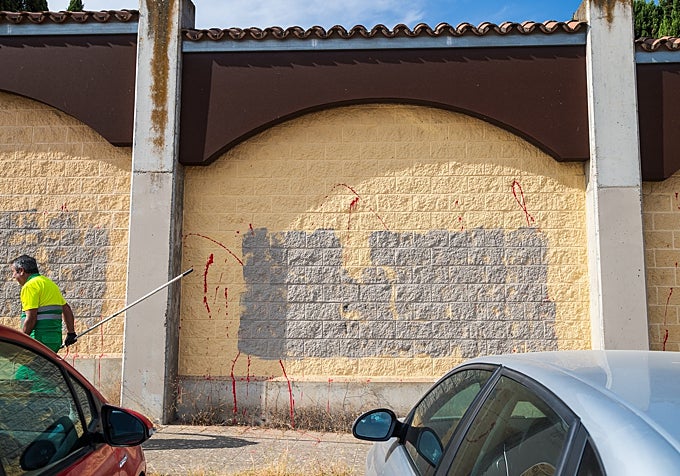 Por la noche los muros del cementerio volvieron a llenarse de pintadas, que fueron retiradas por la mañana.