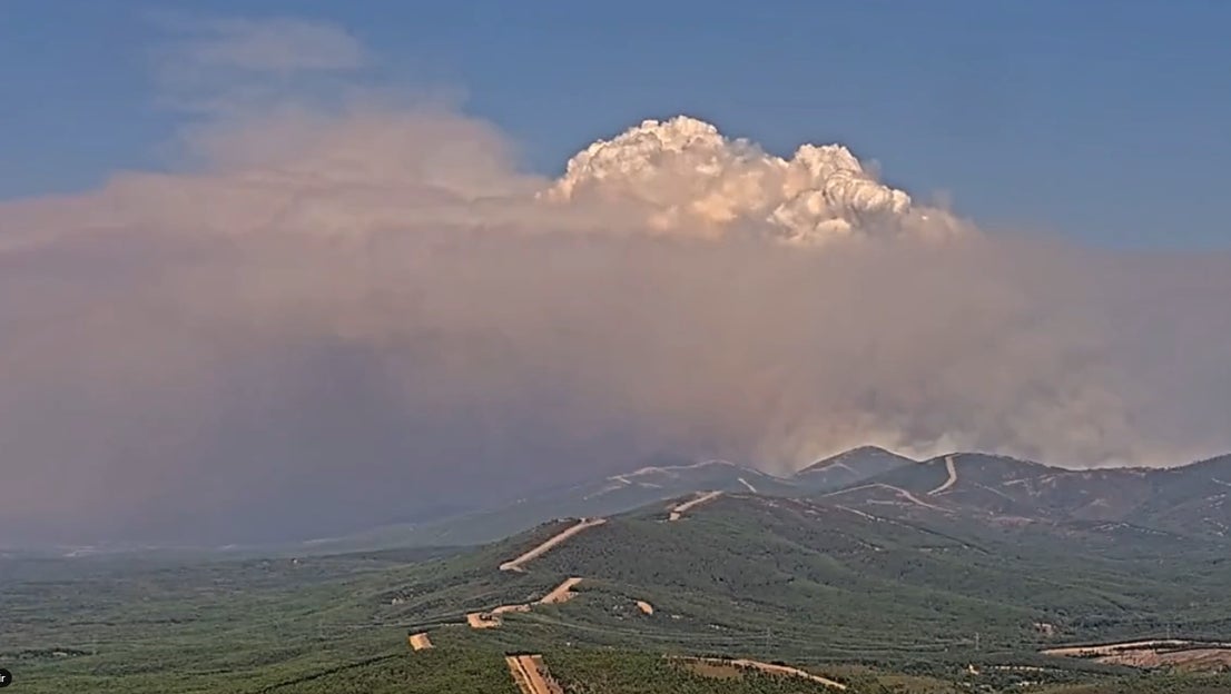 Columna de humo del incendio de Las Hurdes vista desde la provincia de Salamanca. 