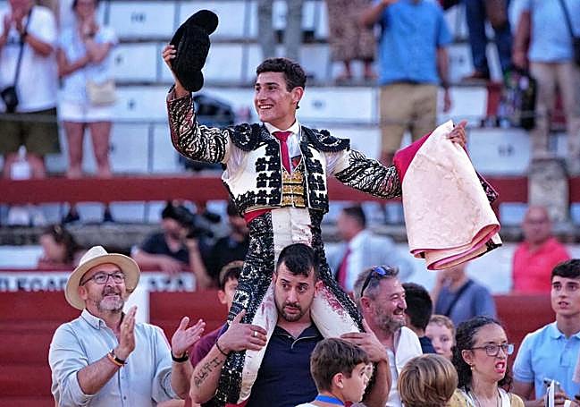 David Gutiérrez a hombros en el ruedo.