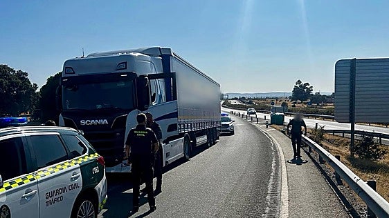 Condenado por circular a 150 km/h por la A-5 tras darse a la fuga con un camión robado en Miajadas