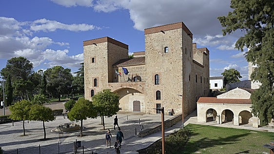 Ventanas forzadas y robos exprés de oro: las pistas que unen los casos de Badajoz, Villena y Albacete