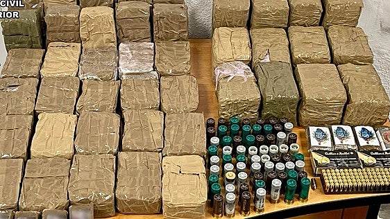 Acuden por presunta violencia de género y acaban localizando 27 kilos de hachís y munición