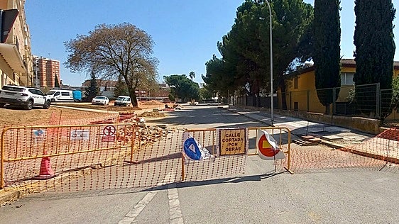 Badajoz apura una obra a las puertas de dos colegios para despejar los accesos en el inicio del curso