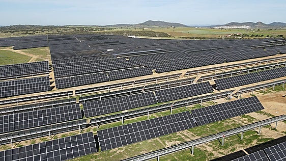 Alter Enersun logra financiación para colocar baterías en cinco fotovoltaicas de Extremadura