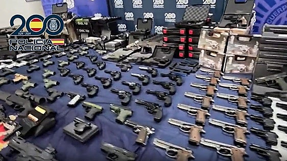 Un paquete con armas enviado a Badajoz permite desarticular uno de los mayores arsenales clandestinos de España