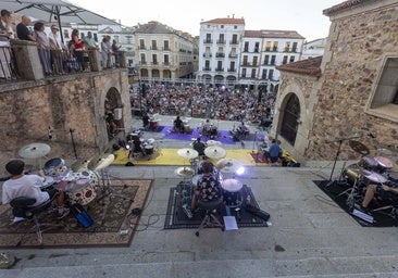 Concierto de baterías en la escalinata del Arco de la Estrella.