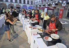 Imagen del concurso de cortadores este viernes en la Plaza Alta de Badajoz