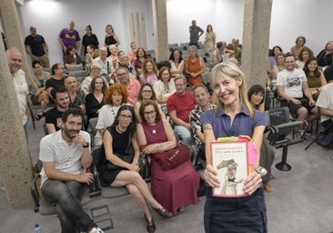 Amparo Llanos, guitarrista y compositora de la mítica banda Dover, presentó ayer un libro sobre Jane Austen en Montesinos 22.