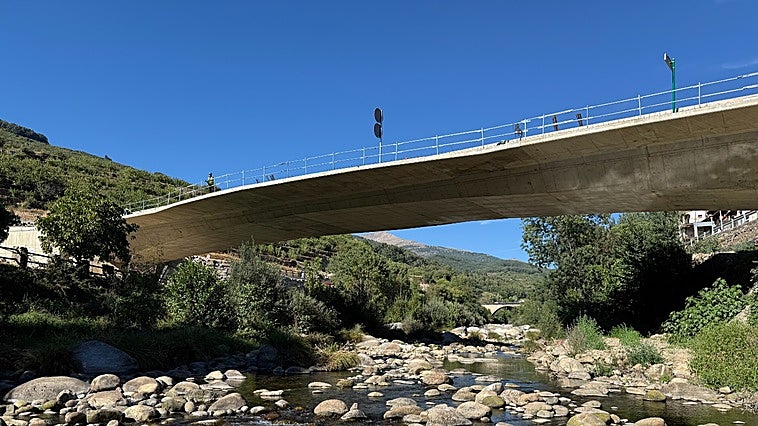 El nuevo puente de la N-110 entra en su recta final tras 30 años de espera