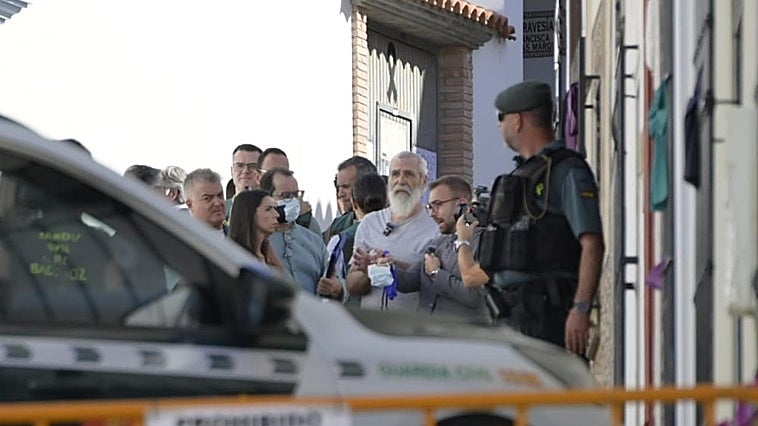 Los supuestos asesinos de Francisca Cadenas vuelven a Hornachos entre los gritos de sus vecinos