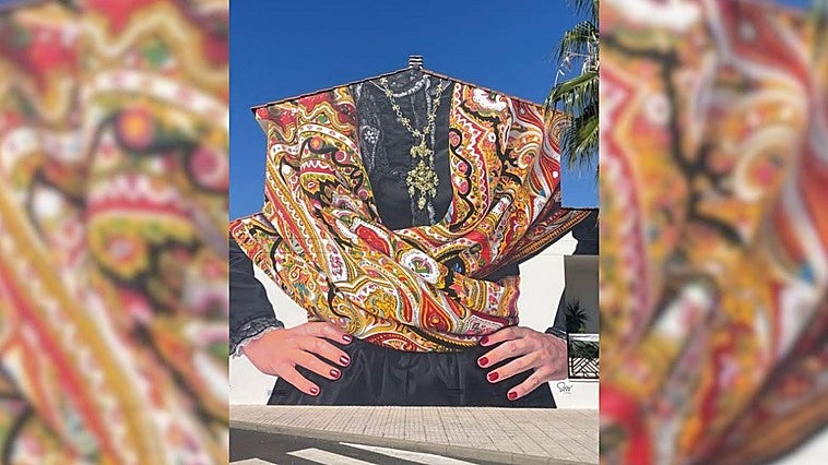 El espectacular mural del que todos hablan en este pueblo: la última joya de Sojo, el artista que viste de orgullo el mundo rural