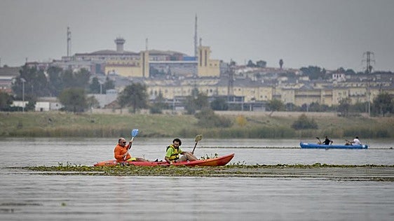 Los piragüistas podrán volver a navegar por el río Guadiana en Badajoz a partir de mañana