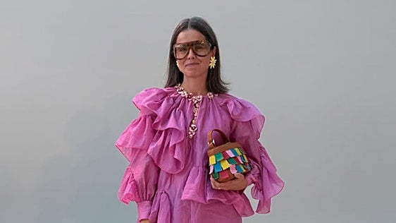 Hechos en Zafra: la influencer extremeña Teresa Furquet estrena su marca con un bolso inspirado en Jarramplas