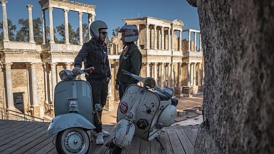 Un centenar de Vespas llenan la ciudad, con una ruta turística por Mérida este domingo