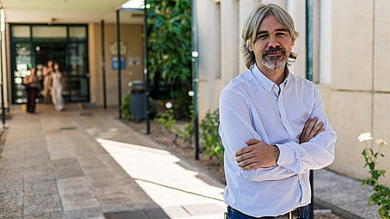 «Cada vez formamos a más maestros y profesores sin vocación docente»