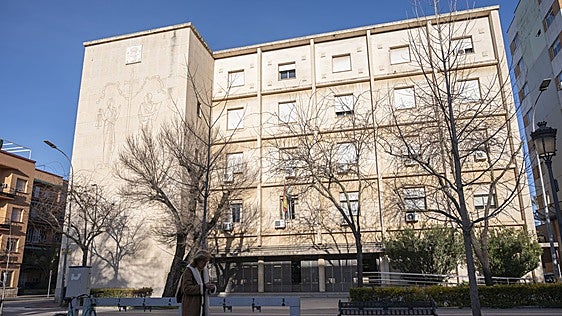 Dos pacenses se enfrentan a 10 años de cárcel por lanzar un cóctel molotov contra la vivienda de un hombre que les debía 200 euros