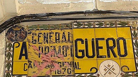 Las placas que dan nombre a las calles de Badajoz se deterioran mientras el Consistorio busca empresa