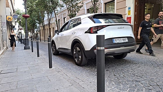 El Ayuntamiento de Badajoz instala bolardos en el centro para evitar que los coches aparquen en las aceras