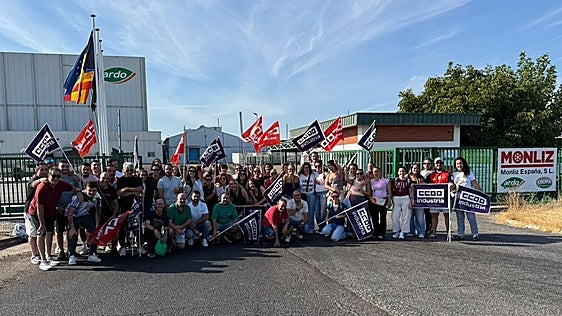 Concentración de trabajadores en la jornada de huelga ante las instalaciones de Ardo (grupo Monliz) en Villafranco del Guadiana.