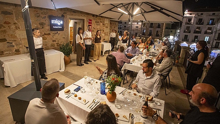 'Chicos' de 50 y un menú con ópera en Cáceres
