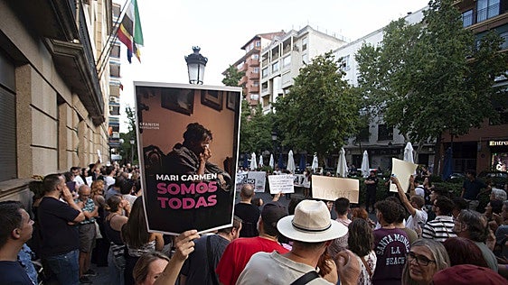 Concentración en solidaridad por Maricarmen en la Subdelegación del Gobierno en Cáceres.