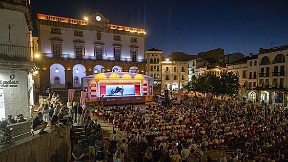 La Carroza del Teatro Real en la Plaza Mayor de Cáceres.