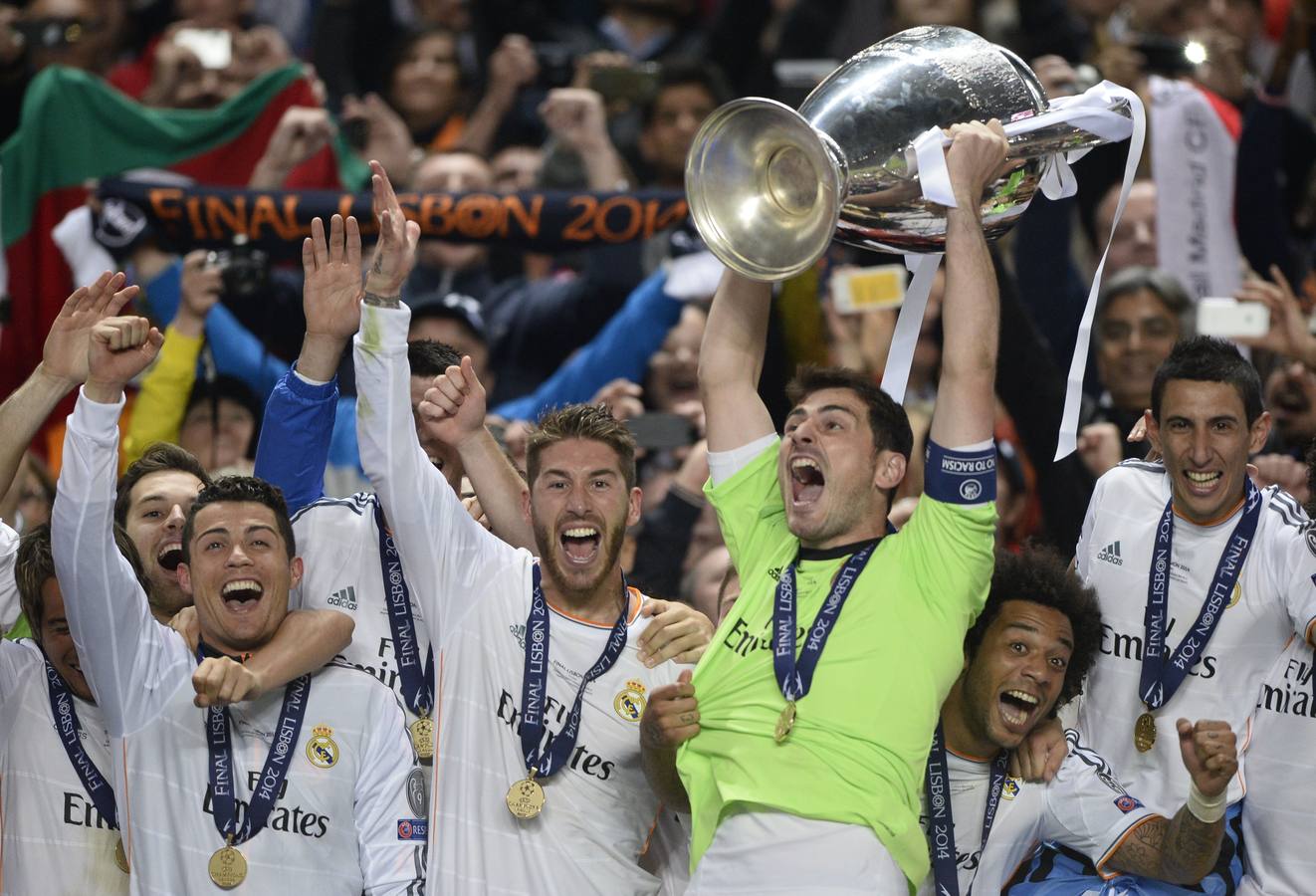 Sábado, 24 de mayo. El portero del Real Madrid, Iker Casillas, levanta la copa junto a sus compañeros de equipo tras vencer en final de la UEFA Champions League al Atlético de Madrid en el estadio Luz en Lisboa. (AFP PHOTO / FRANCK FIFE)