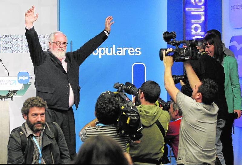 Domingo, 25 de mayo: El cabeza de lista del PP en las elecciones europeas, Miguel Arias Cañete, momentos antes de comparecer esta noche en la sede del partido, en Madrid, tras conocer los resultados de las elecciones al Parlamento Europeo. EFE/Alberto Martín