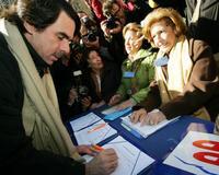 Aznar se suma a las 1.665.000 firmas que ha recogido el PP en contra del Estatut