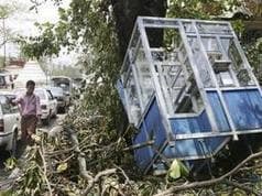 Los residentes intentan despejar las calles,  cubiertas de los árboles y otros objetos, arrasadas por el ciclón tropical Nargis. /AP