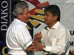 El prefecto de Tarija, Mario Cossío, estrecha la mano del gobernador de Santa Cruz, Rubén Costas. /EFE