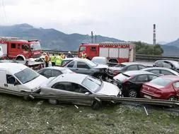 Una colisión en cadena con cincuenta vehículos rimplicados a la altura de Muskiz (Vizcaya) ha obligado a cortar la autopista A-8./ Efe                                                    Vídeo./ LUIS CALABOR (www.elcorreodigital.com)