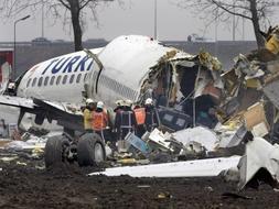 Un Boeing 737 de la compañía aérea Turkish Airlines se estrella en las cercanías del aeropuerto internacional de Schiphol (Holanda), con 135 pasajeros a bordo, de los que sólo murieron 9. / Efe