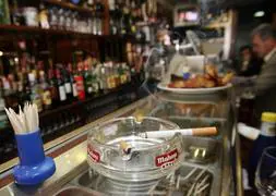 Los hosteleros aseguran que la nueva ley antitabaco provocará el cierre de 70.000 bares y la pérdida de 200.000 empleos