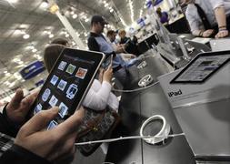 Miles de consumidores a la caza de iPad, pero menos que en lanzamiento iPhone