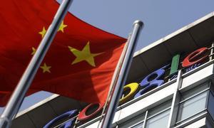 Bandera china ondea ante la sede de Google en Beijing./ Archivo