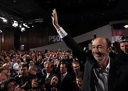 Rubalcaba, ovacionado tras su elección. / Reuters | Atlas