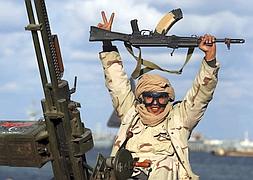 Un soldado libio hace el signo de la victoria./ Foto: Sabri Elmhedwi (Efe) | Vídeo: Atlas