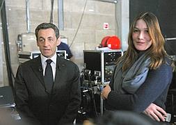 Carla Bruni, junto a su esposo, Nicolas Sarkozy. / Philippe Wojazer (Reuters)