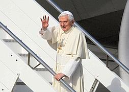 Benedicto XVI, a las puertas del avión. / Efe