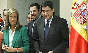 Echániz, junto a la ministra de Sanidad./ Efe